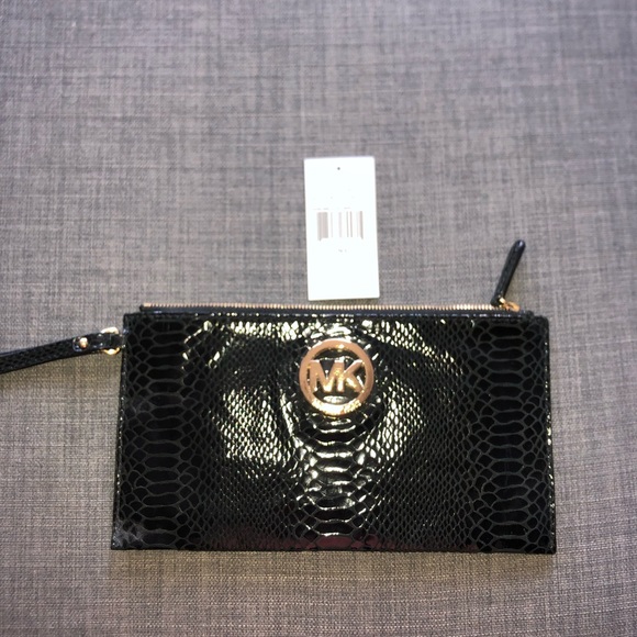 Michael Kors Handbags - Michael Kors Clutch 🆕